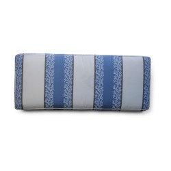 Un coussin rectangle recouvert de tissu bleu et blanc