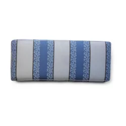 Ein rechteckiges Kissen, das mit blauem und weißem Stoff bezogen ist