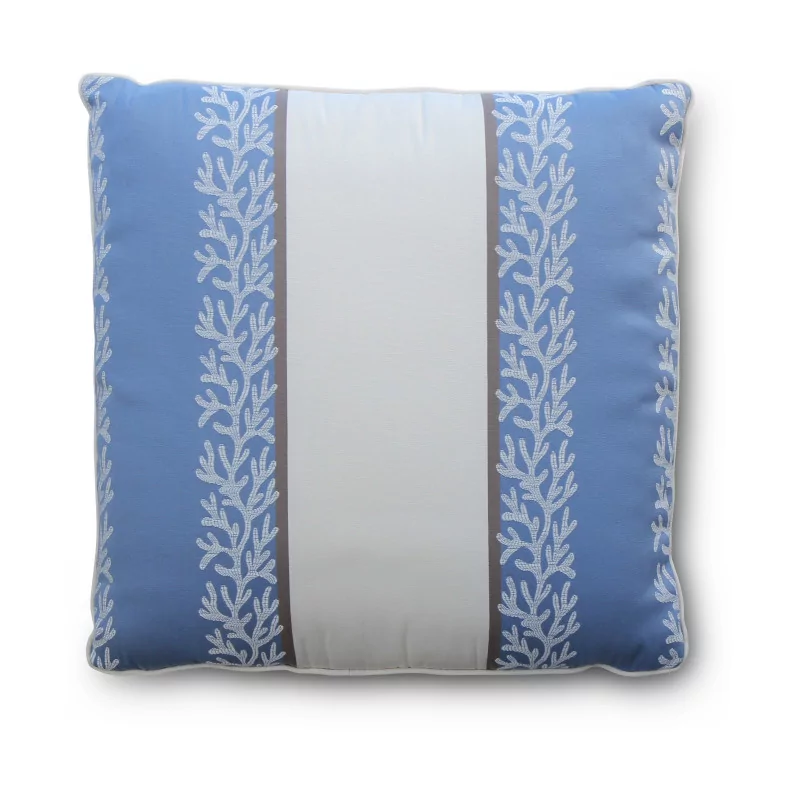 un coussin carré recouvert de tissu bleu et blanc - Moinat - Coussins, Plaids