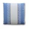 un coussin carré recouvert de tissu bleu et blanc - Moinat - Coussins, Plaids
