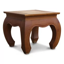 一张用异国木材制成的越南大桌子