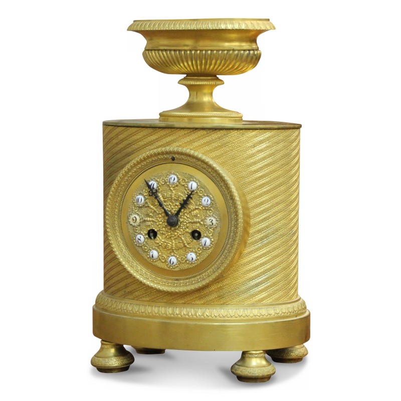 Une pendule de style Empire en bronze doré - Moinat - Pendules à poser Une pendule de style Empire en bronze doré - Moinat - Pendules à poser