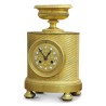 Une pendule de style Empire en bronze doré - Moinat - Pendules à poser