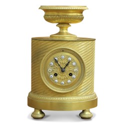 Une pendule de style Empire en bronze doré