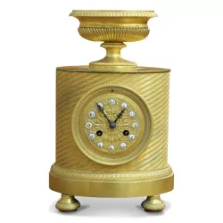 Часы из позолоченной бронзы в стиле ампир.