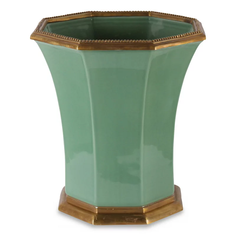 Un vase vert en porcelaine bordure et pied en bronze - Moinat - Boites, Urnes, Vases