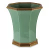 Un vase vert en porcelaine bordure et pied en bronze - Moinat - Boites, Urnes, Vases
