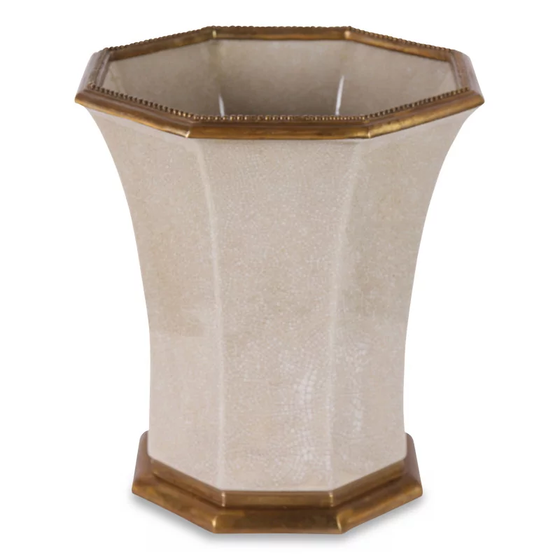Un vase blanc en porcelaine bordure et pied en bronze - Moinat - Salon des Lumières