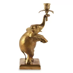 Ein goldener Elefanten-Kerzenhalter mit rechteckiger Basis (links)