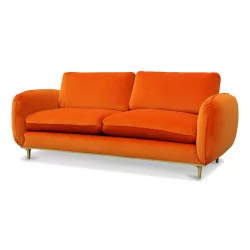 Ein „Wave By Moinat“-Sofa mit Samtbezug
