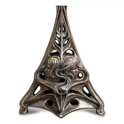 Une lampe en bronze "Liberty" argenté avec abat-jour