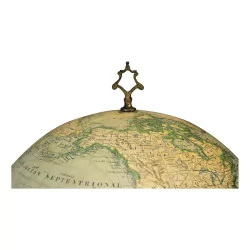 Un grand globe terrestre de la maison "Hachette à Paris"