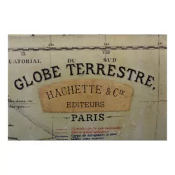Un grand globe terrestre de la maison "Hachette à Paris"