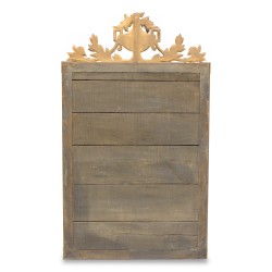 Un miroir en bois sculpté et doré de style Louis XVI