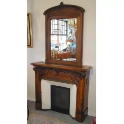 Fireplace and its art nouveau mirror in carved walnut, in the