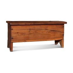 Un coffre à grains en bois . Pays d En-haut