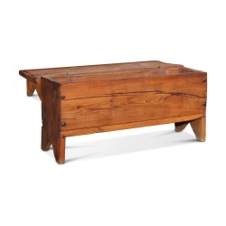 Un coffre à grains en bois . Pays d En-haut