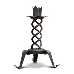 Un bougeoir fer forgé torsadé tripode
