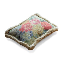 Un coussin en tapisserie ancienne