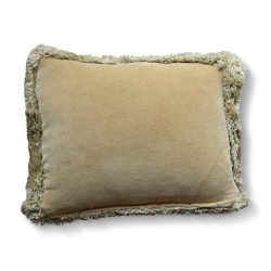 Un coussin en tapisserie ancienne