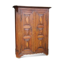Ein Schrank aus Walnussholz. Frankreich.