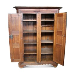 Ein Schrank aus Walnussholz. Frankreich.
