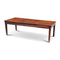 Un grande table de réfectoire en sapin avec deux tiroir