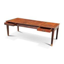Un grande table de réfectoire en sapin avec deux tiroir