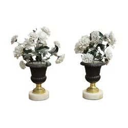 Une paire de pots pourris, fleurs en porcelaine