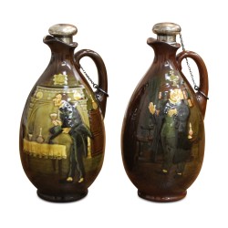 Une paire de carafes à whisky en céramique brun