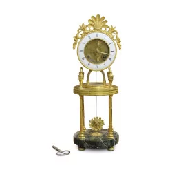 Eine Louis XVI-Uhr aus vergoldeter Bronze und Marmor