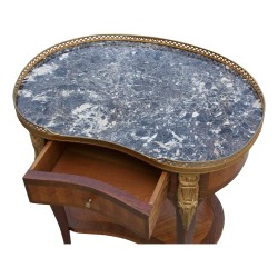 Une table rognon en bois de rose marquetée