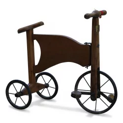 Un tricycle bois, roue métal. Travail Suisse