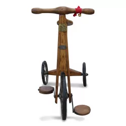 Un tricycle bois, roue métal. Travail Suisse