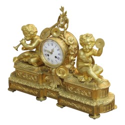 Une pendule en bronze doré richement décorée