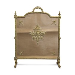 Ein Kaminschirm im Louis-XVI-Stil mit reich geschnitztem Band aus vergoldeter Bronze