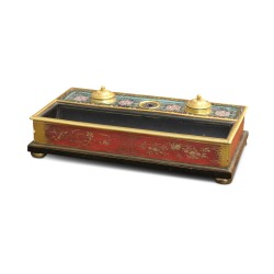 Ein mit Cloisonné und Gold lackiertes Tischtintenfass