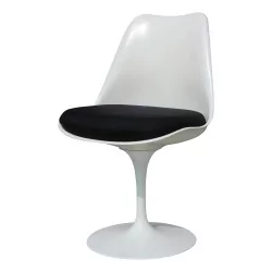 六把“Saarinen de Knoll”白色椅子