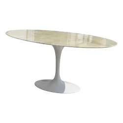 Ein „Eero Saarinen“-Tisch mit weißer Marmorplatte