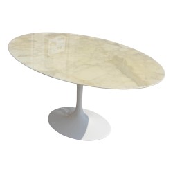 Ein „Eero Saarinen“-Tisch mit weißer Marmorplatte