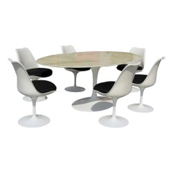 Ein „Eero Saarinen“-Tisch mit weißer Marmorplatte