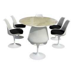 Ein „Eero Saarinen“-Tisch mit weißer Marmorplatte