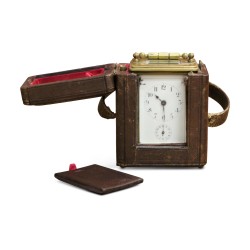 Une horloge réveil d’officier