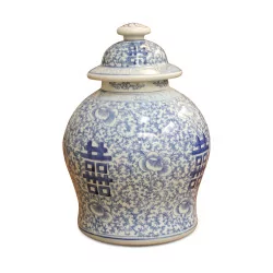 Un pot à herbe en porcelaine coloris ivoire et bleu