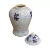 Un pot à herbe en porcelaine coloris ivoire et bleu - Moinat - Porcelaine