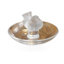Un oiseau en verre, petit éclat sur le bec