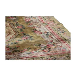 Tapis Savonnerie coloris rouge, rose, vert, bleu et …