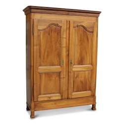 Ein Walnussschrank mit einer Schublade