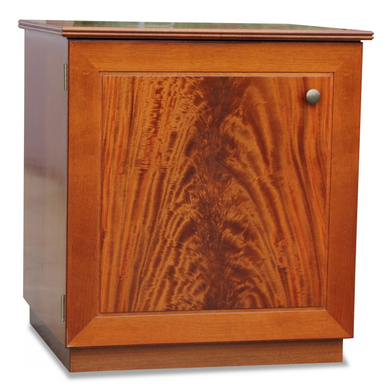A flamed mahogany chest of drawers - Moinat - End tables, Bouillotte tables, Bedside tables, Pedestal tables A flamed mahogany chest of drawers - Moinat - End tables, Bouillotte tables, Bedside tables, Pedestal tables