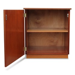A flamed mahogany chest of drawers